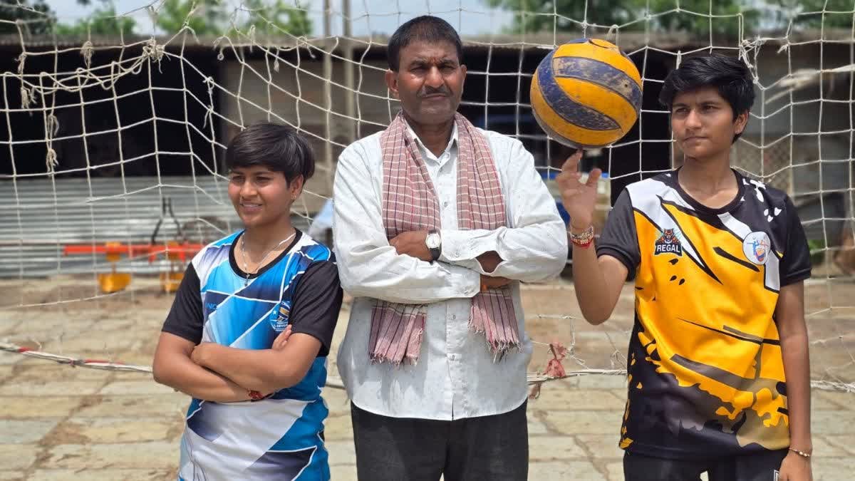 'दंगल' फिल्म जैसी हकीकत, खंडवा के किसान ने तबेले को बना दिया वॉलीबॉल कोर्ट, बेटियों ने गाड़े झंडे
