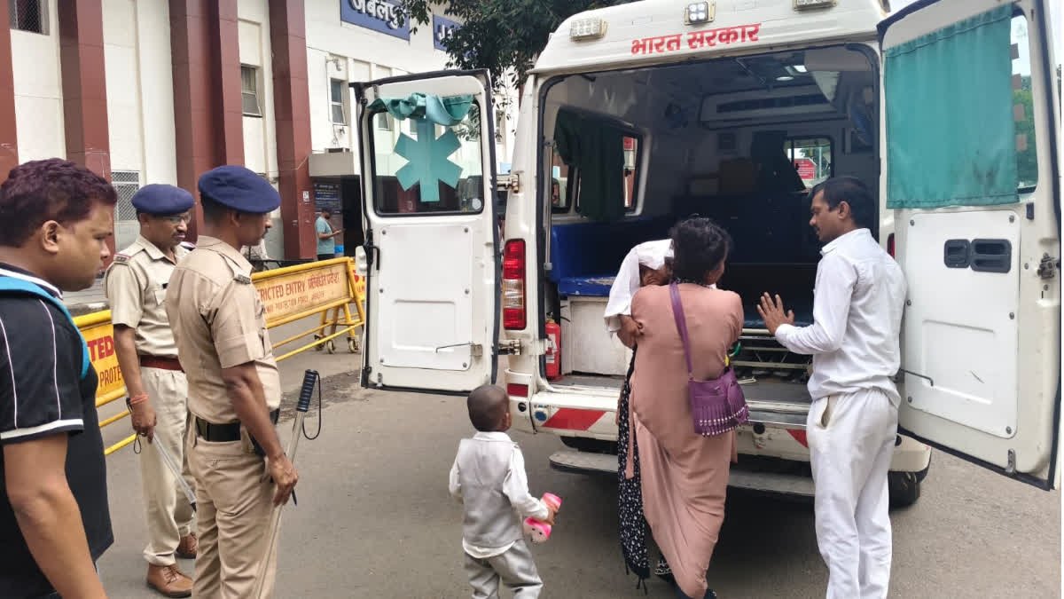 जबलपुर में चलती पवन एक्सप्रेस की खिड़की से नीचे गिरी डेढ़ साल की बच्ची; मची चीख-पुकार, फिर हुआ चमत्कार
