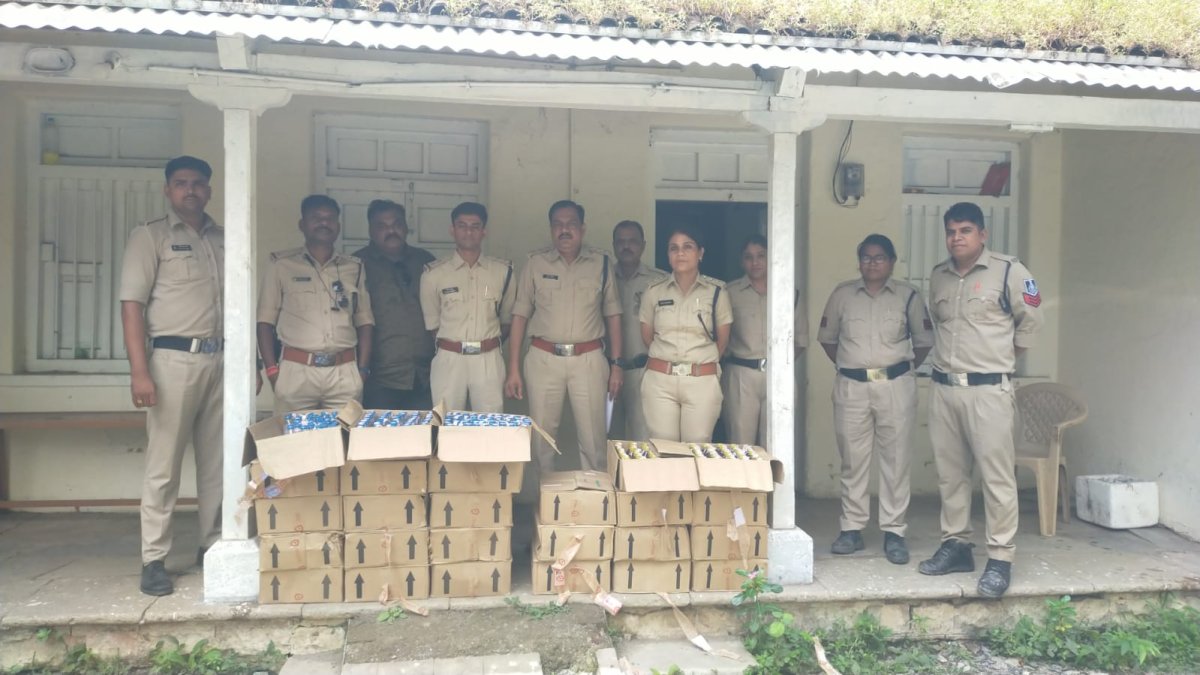सुपरसिटी कॉलोनी के मकान नंबर 28D पर छापा, मसाला और प्लेन शराब की पेटियां जब्त