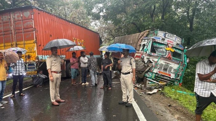 सिंग्रामपुर टाइगर रिजर्व क्षेत्र में भीषण सड़क हादसा; गड्ढों के कारण ट्रकों में आमने-सामने की भिड़ंत