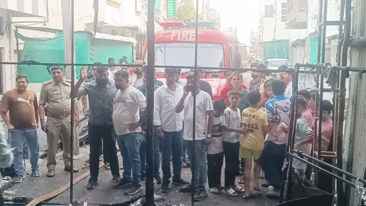 उज्जैन में जलकर खाक हुआ गणेश पंडाल; नीलगंगा में मची अफरा-तफरी, फायर सेफ्टी पर उठे सवाल
