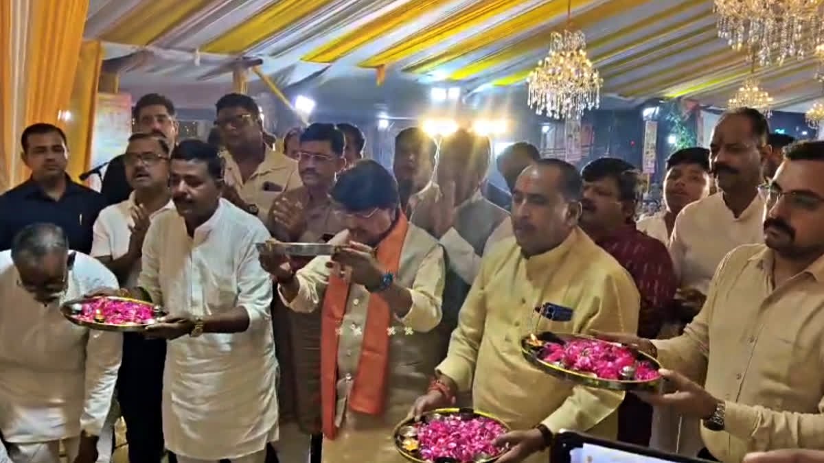 'अर्बन नक्सली देश में फैलाना चाहते हैं अराजकता'; देवास में बप्पा के दरबार पहुंचे कैलाश विजयवर्गीय का राहुल गांधी पर निशाना