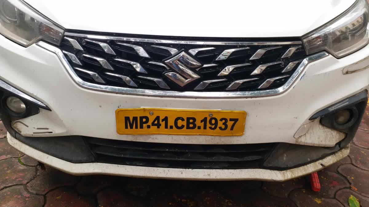 इंदौर में पकड़ी गई फर्जी नंबर प्लेट लगी अर्टिगा कार; चालान से बचने को बदला था गाड़ी का नंबर