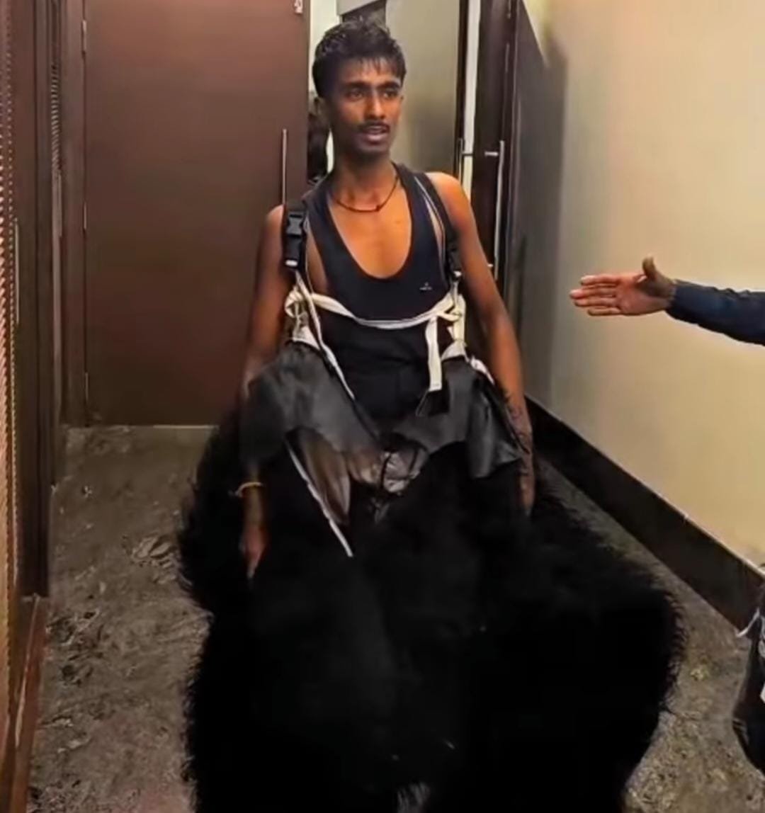 बीमार पिता और परिवार के लिए 25 KG की कॉस्ट्यूम पहन सड़कों पर उतरता है यह युवा; पुलिस कमिश्नर ने किया सम्मानित