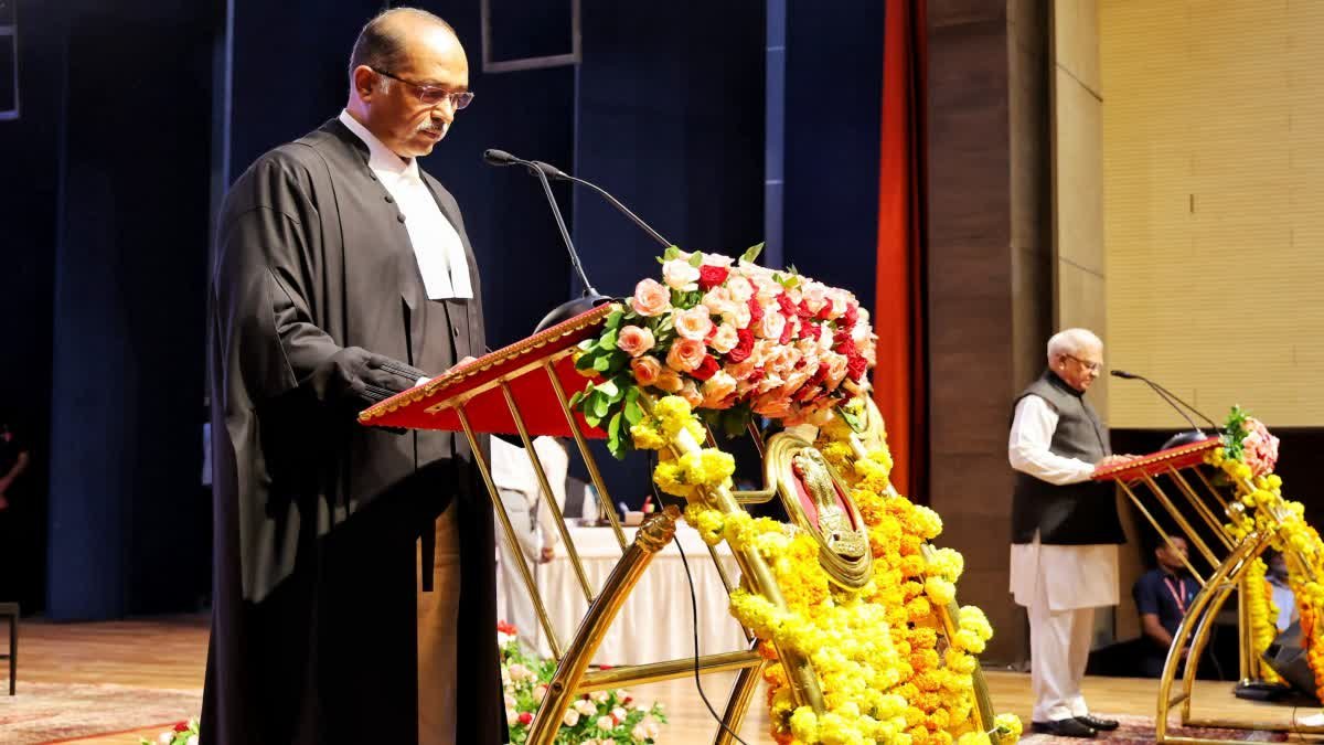 जस्टिस अल्पेश यशवंत कोगजे बने मध्य प्रदेश हाईकोर्ट के 30वें मुख्य न्यायाधीश, राजभवन में ली शपथ