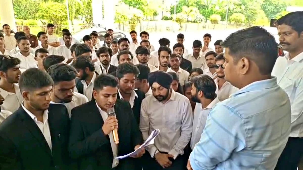 रतलाम लॉ कॉलेज में गरबा रुकवाने पर बवाल; हिंदू संगठन के खिलाफ कलेक्ट्रेट पहुंचे छात्र