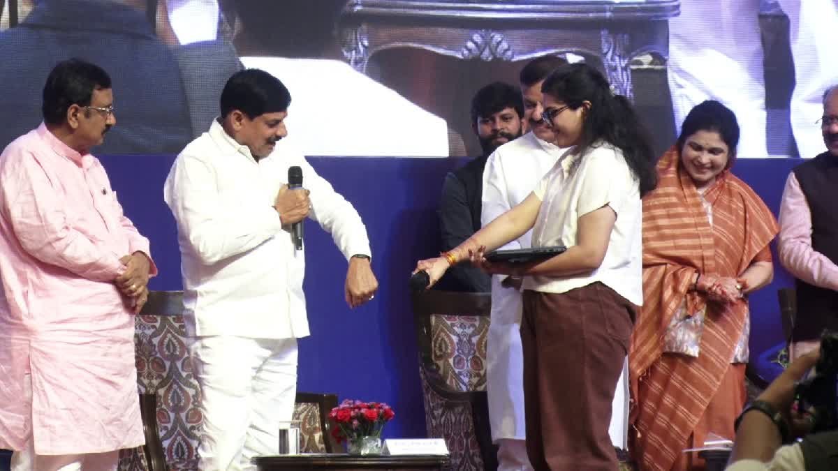 मुख्यमंत्री मोहन यादव ने 1.21 लाख मेधावी छात्रों के खातों में भेजे 25-25 हजार रुपये, लैपटॉप खरीदने के लिए राशि जारी