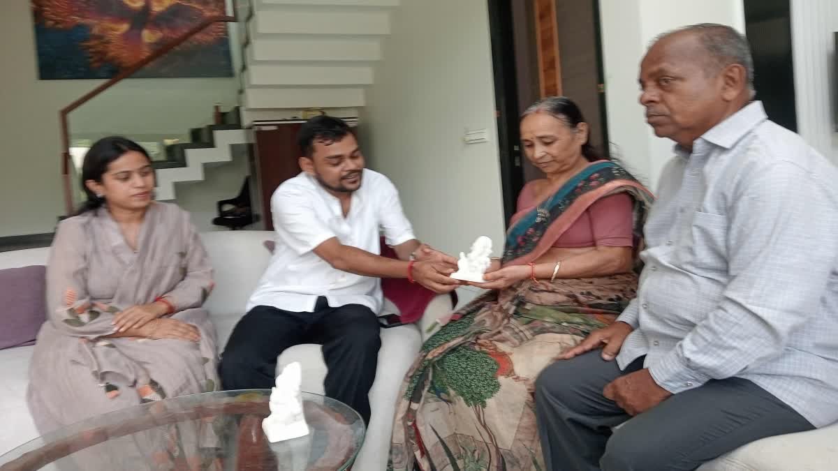 ताप्ती नदी को प्रदूषण से बचाने के लिए युवा ने बनाई फिटकरी की गणेश मूर्तियां; CM मोहन यादव और दिग्गज नेताओं को की भेंट