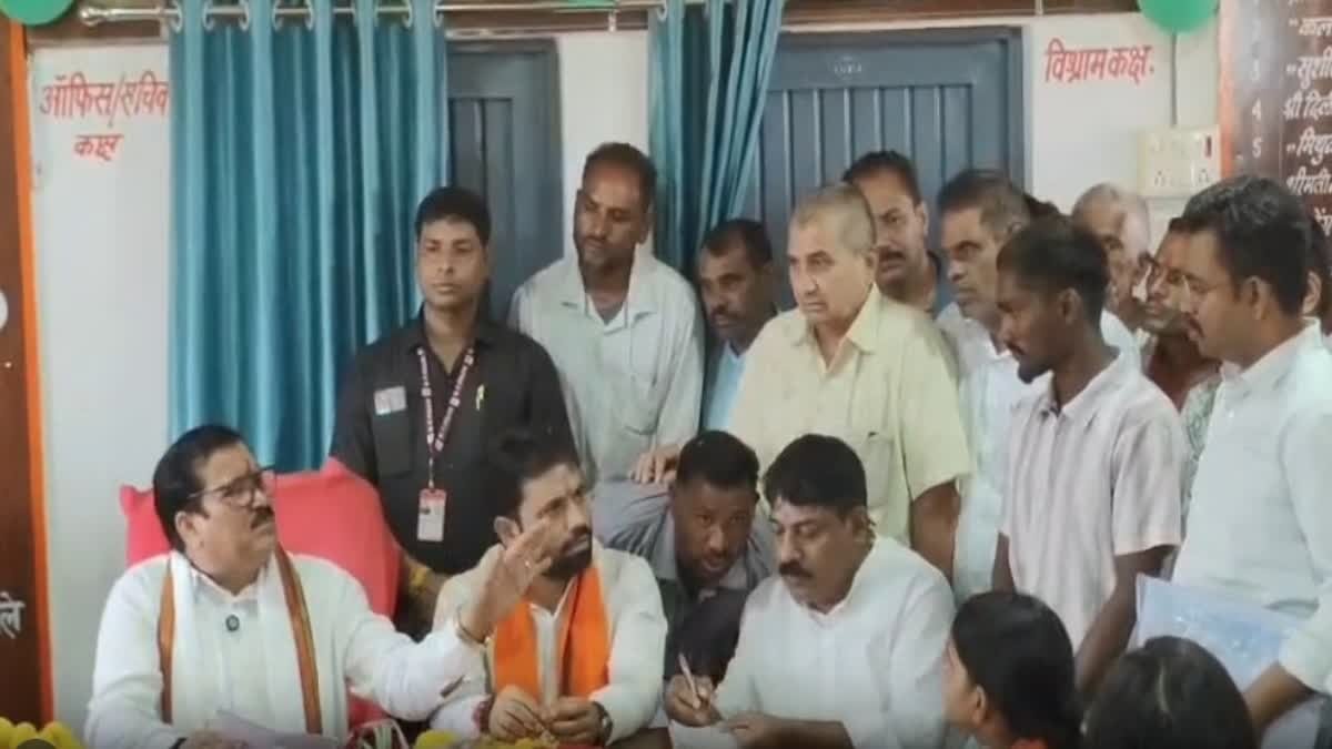 जर्जर भवन में चल रही आंगनवाड़ी, बड़वानी में नए स्कूल की मांग पर मंत्री के बयान से भड़के ग्रामीण