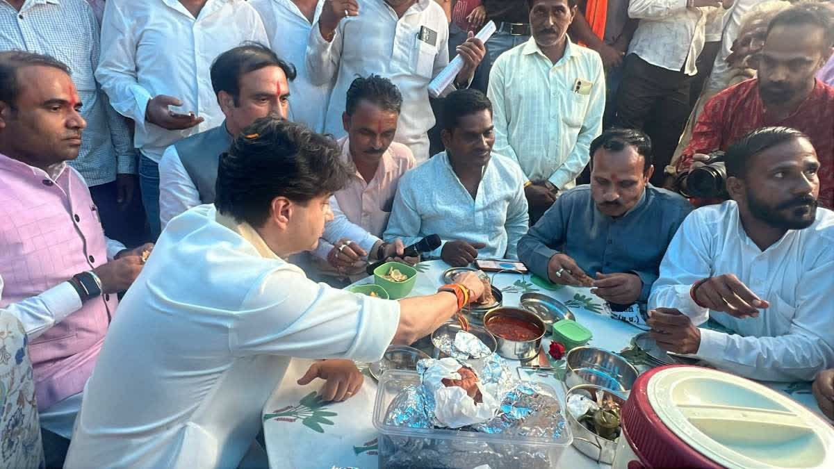 'संगठन और जनसेवा ही हमारी सबसे बड़ी शक्ति'; गुना में सिंधिया ने कूनो नदी संरक्षण के लिए जमीन दान करने वाले भगवान सिंह को किया सम्मानित