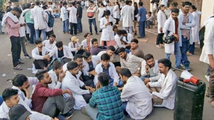 भोपाल में इंटर्न डॉक्टरों का आंदोलन तीसरे दिन भी जारी, सीनियर रेजिडेंट्स ने ओपीडी सेवाओं का किया बहिष्कार
