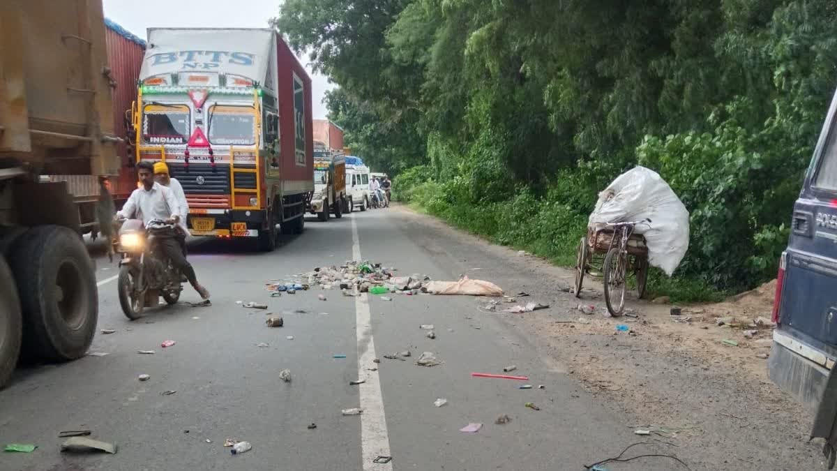 मुरैना में NH-44 पर भीषण हादसा! ई-रिक्शा से टकराकर गिरी बाइक, अज्ञात वाहन ने कुचला; 2 बच्चों समेत 4 की मौत