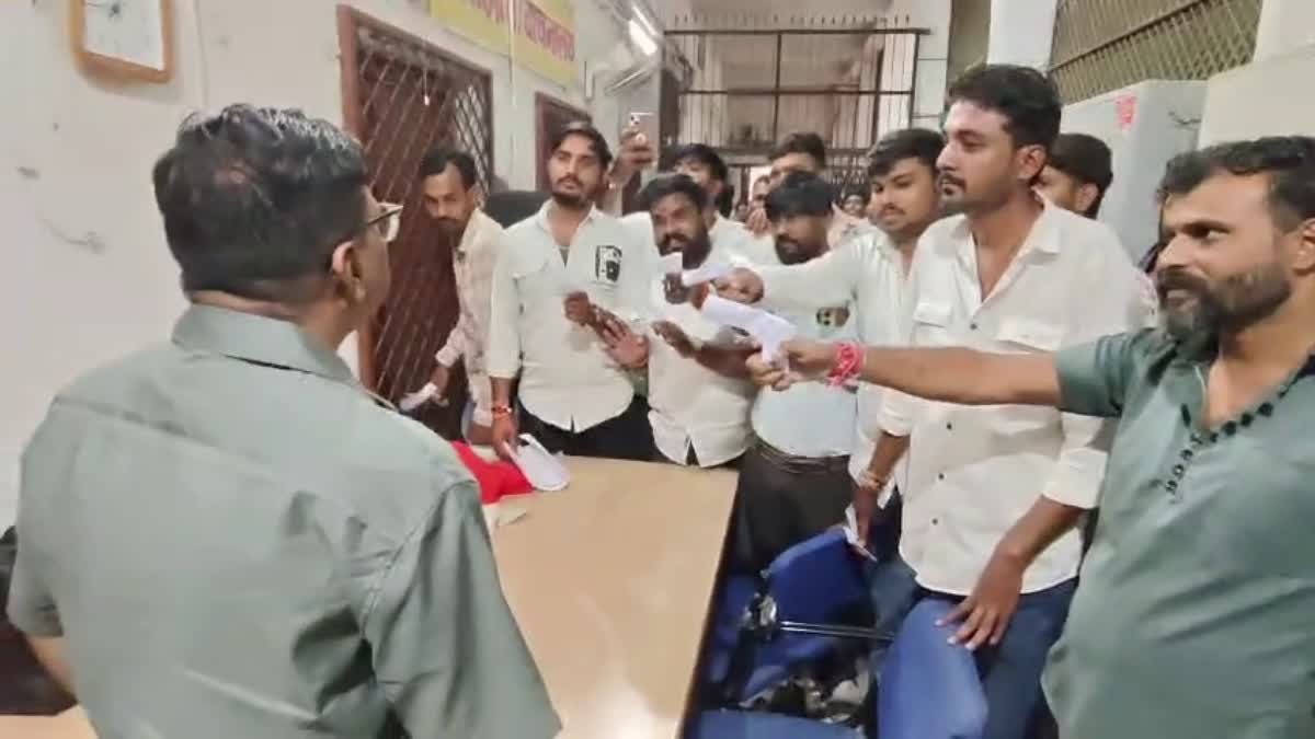 एसकेपी कॉलेज की लापरवाही पर भड़के छात्र, प्राचार्य कक्ष में धरने पर बैठकर दी उग्र आंदोलन की चेतावनी