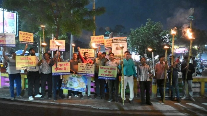 अहिल्या चेंबर की अगुवाई में 125 व्यापारी संघों का प्रदर्शन; राजवाड़ा और सराफा में ढके गए QR कोड