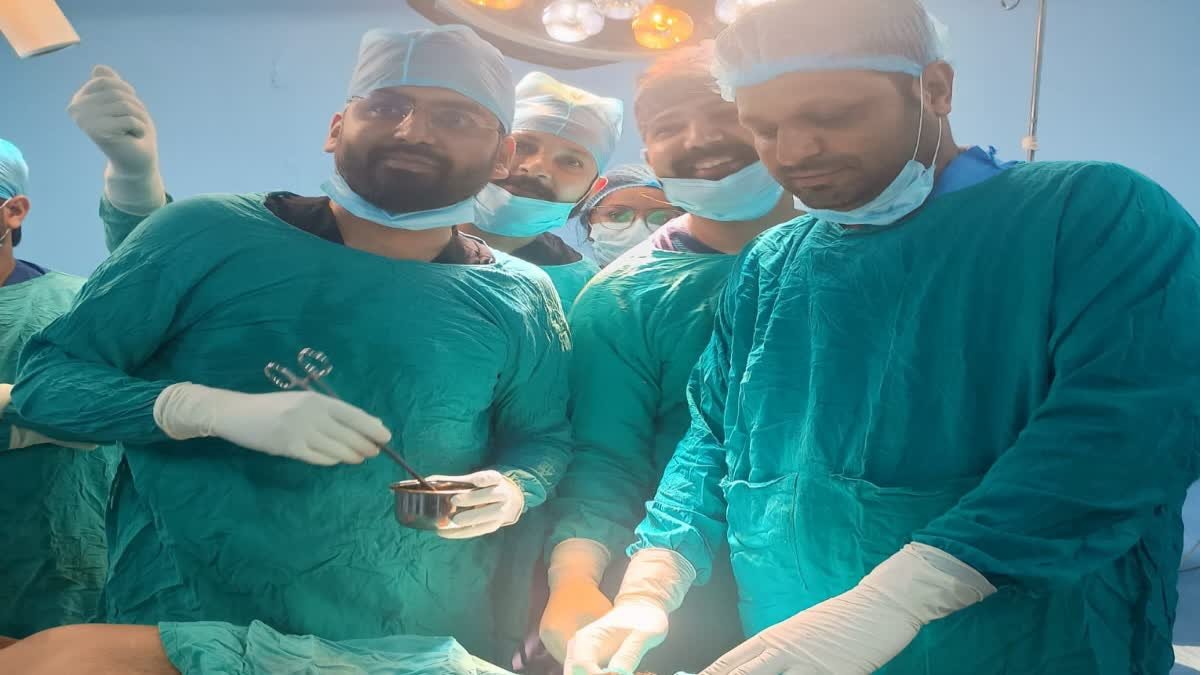 डॉक्टरों का चमत्कार! सिर के आर-पार घुसा सरिया निकाला, 2 घंटे चली सर्जरी से बची जान
