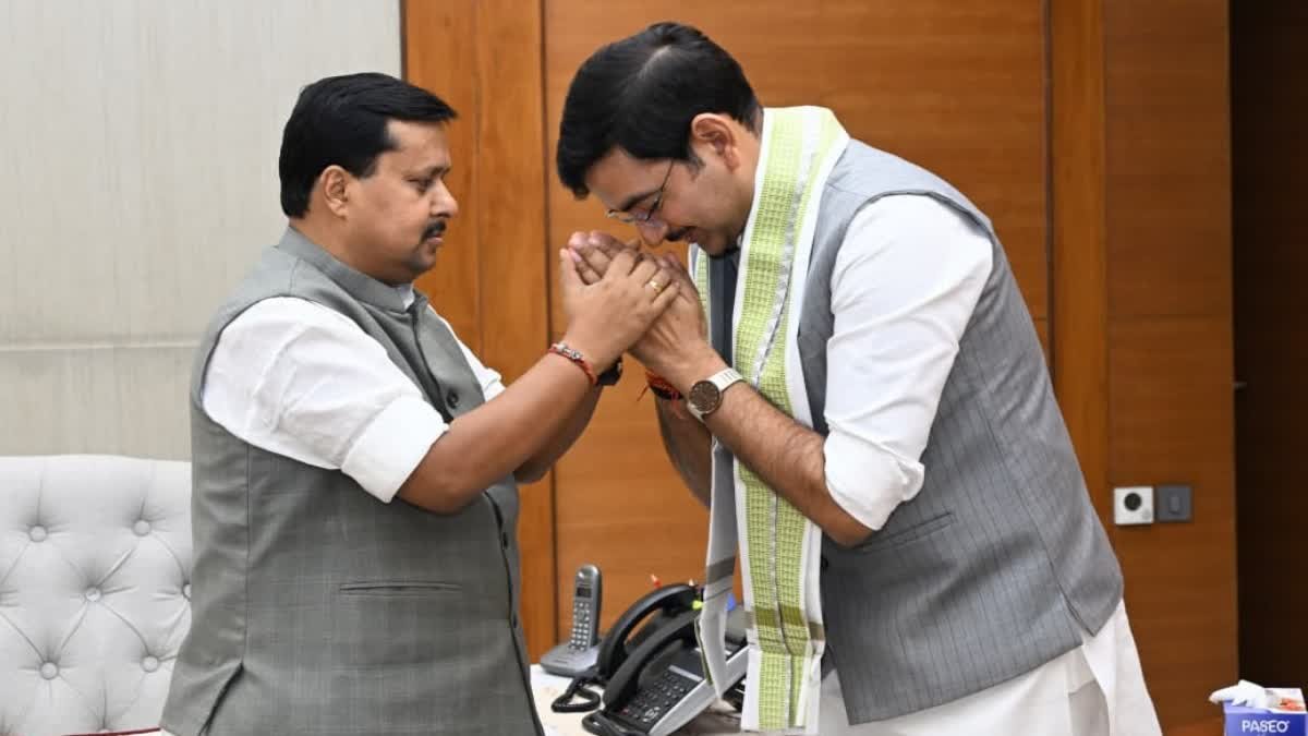 बैंक की नौकरी छोड़ राजनीति में आए आशीष अग्रवाल ने पेश की मिसाल, स्वागत-सत्कार से किया इनकार