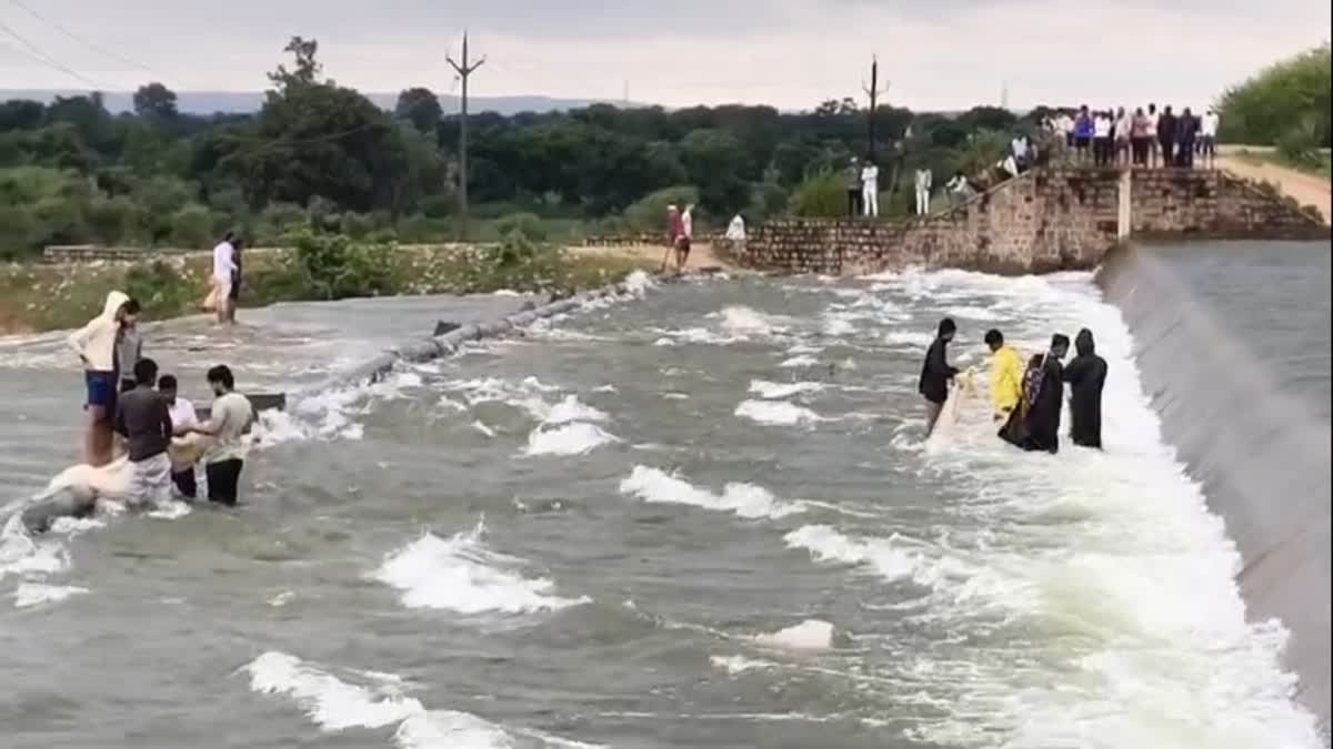 छतरपुर में 48 घंटे की मूसलाधार बारिश से हाहाकार, उफान पर नदियां-नाले और विदेशी पर्यटकों की बस फंसी