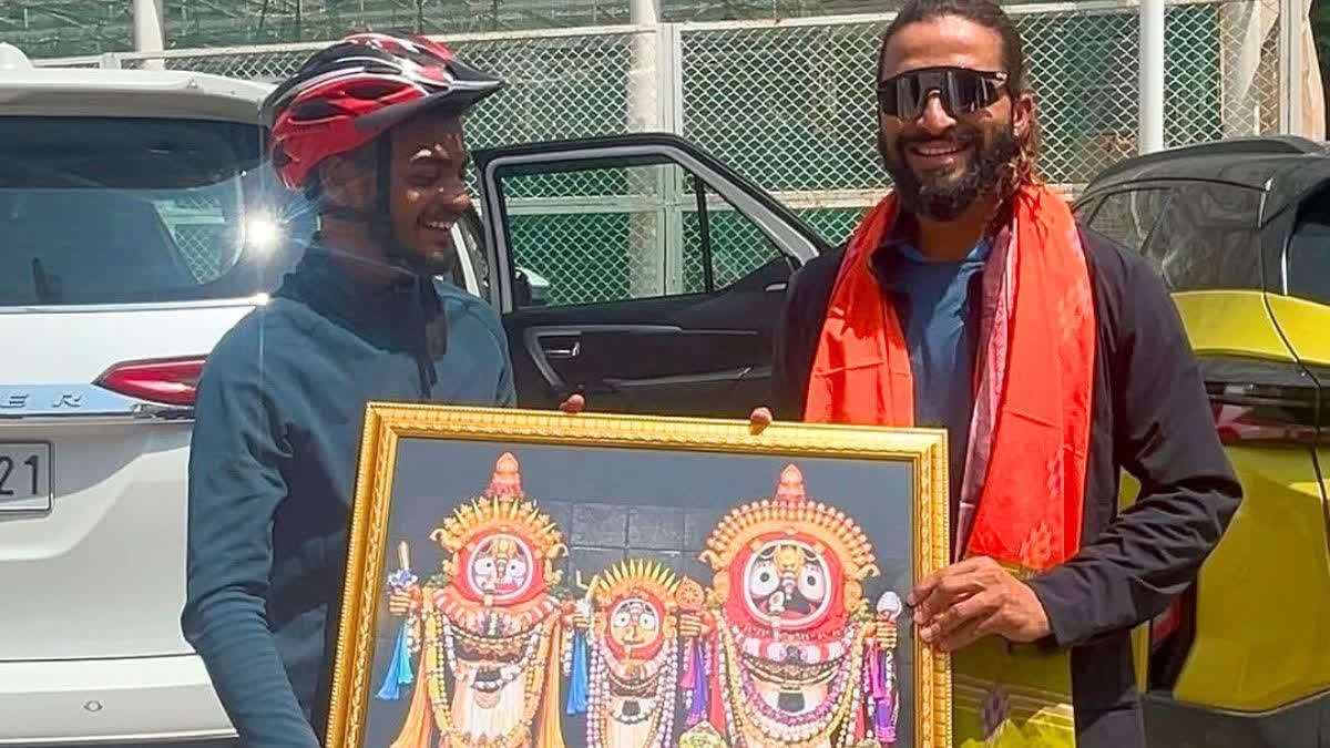 ओडिशा से 1200 किमी साइकिल चलाकर इंदौर पहुंचा आरसीबी कप्तान का फैन, क्रिकेटर को भेंट की भगवान जगन्नाथ की पेंटिंग