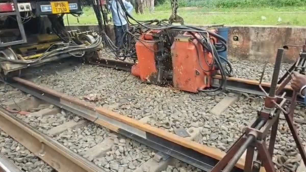 रतलाम मंडल में रेलवे पटरियों को जोड़ने के लिए आधुनिक तकनीक का प्रयोग, घटाई गई ट्रैफिक ब्लॉक की अवधि