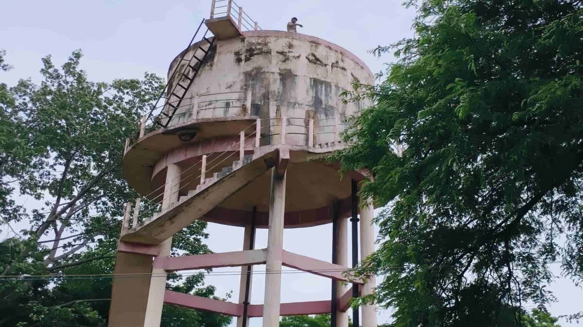 शादी न होने से नाराज शराबी युवक पानी की टंकी पर चढ़ा, बुरहानपुर में मची अफरा-तफरी