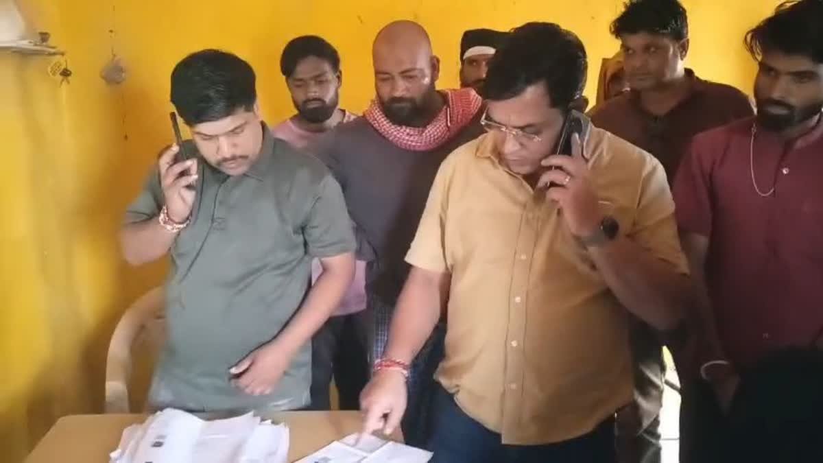 बमोरी विधायक ऋषि अग्रवाल ने खाद वितरण केंद्र पर मारा छापा, कर्मचारियों के अजीब तर्क पर भड़के