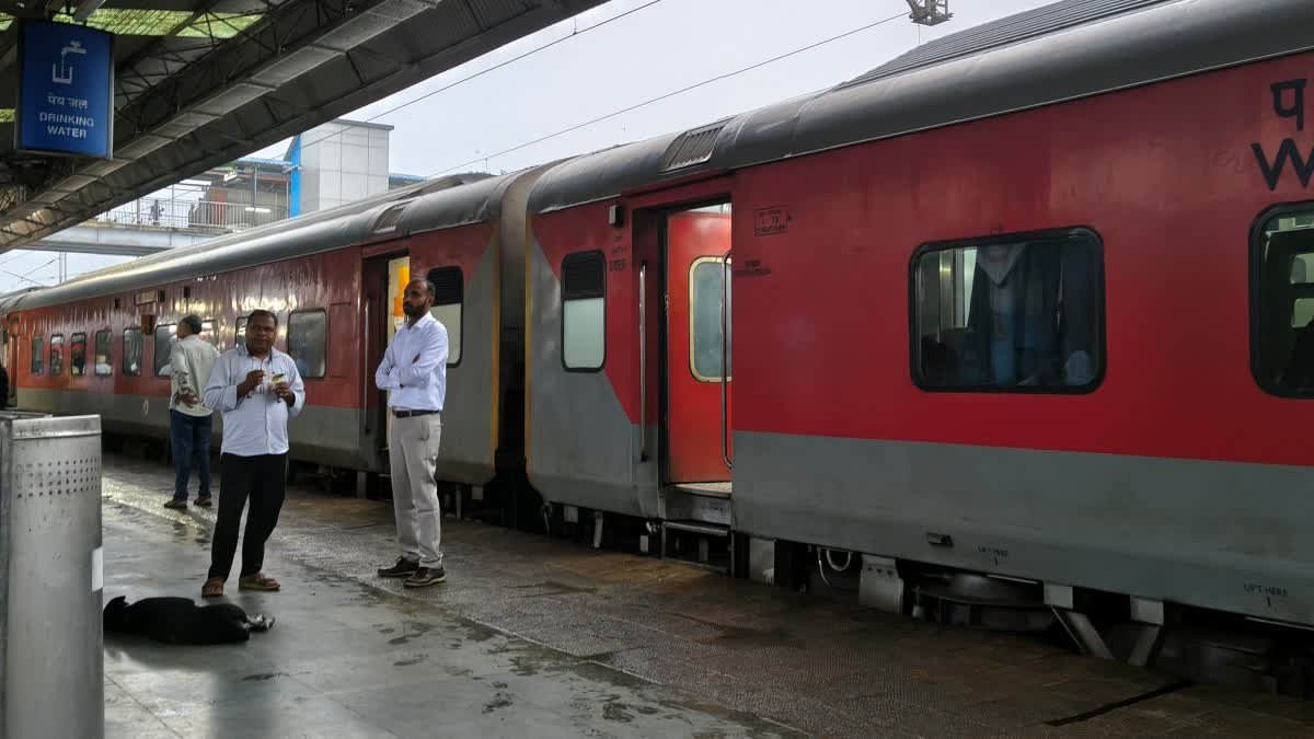 अक्टूबर में ट्रेन से यात्रा करने वाले दें ध्यान, कसारा स्टेशन पर तीसरी लाइन के काम के कारण कई ट्रेनें डायवर्ट
