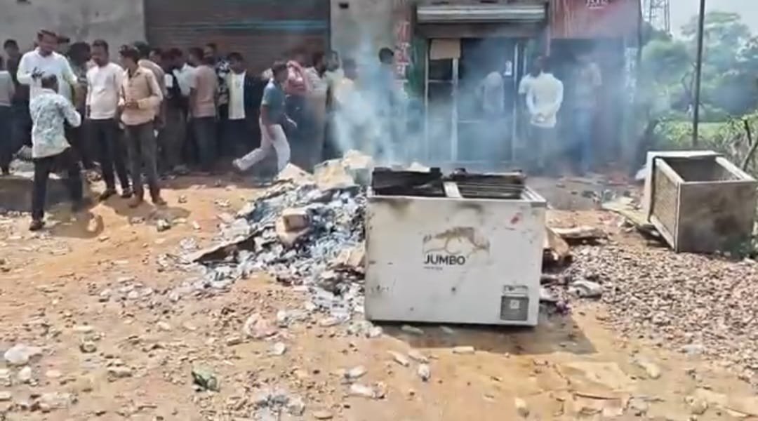 बम्हौरी बराना में शराब दुकान पर फूटा महिलाओं का गुस्सा, पेटियां बाहर निकालकर सड़क पर फोड़ीं बोतलें