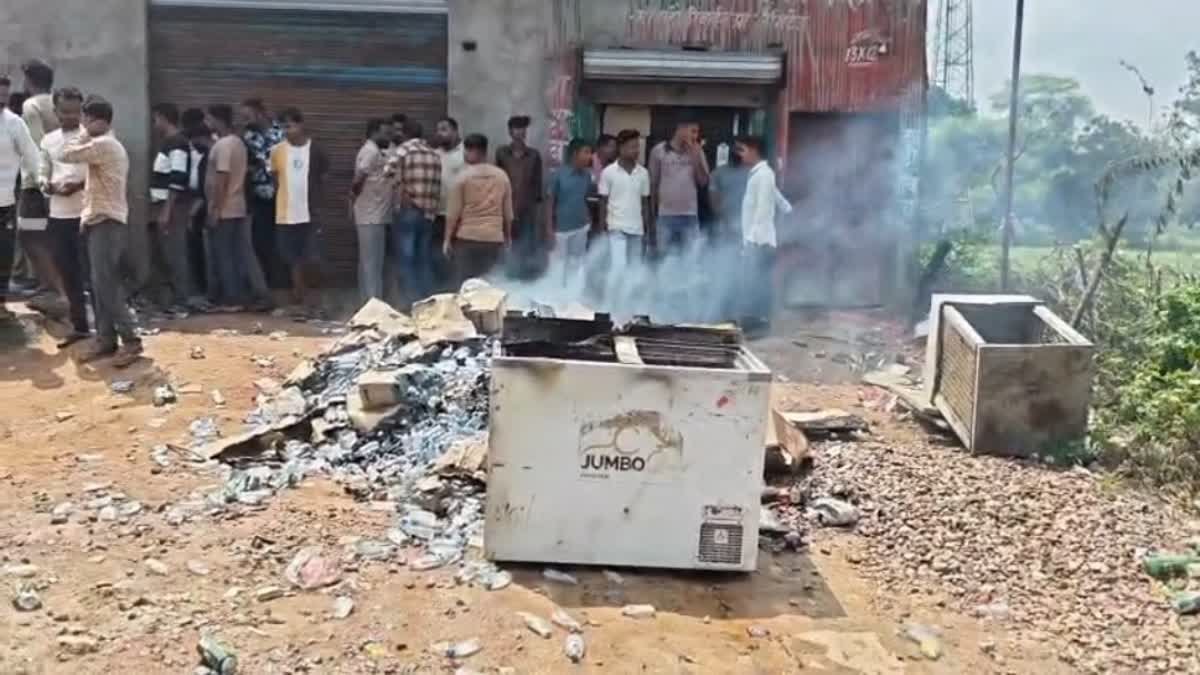 सागर कांड के बाद भड़कीं महिलाएं, बम्हौरी बराना में शराब दुकान में की तोड़फोड़ और आगजनी