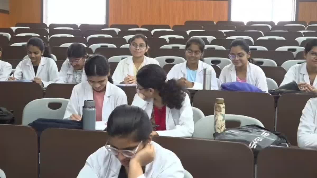 मध्य प्रदेश में हिंदी मीडियम से डॉक्टरी की पढ़ाई का प्रयोग पड़ा सुस्त, जानें कुलपति का बयान