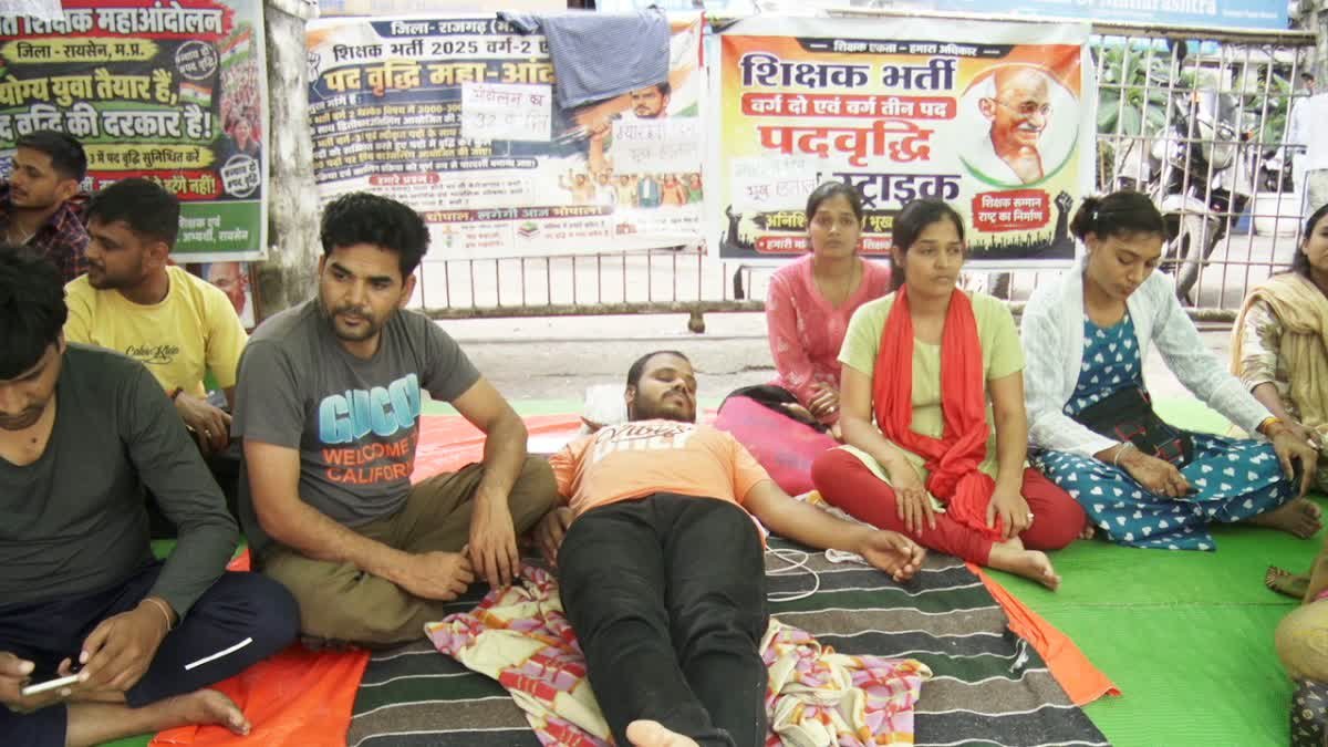 ओवरएज होते अभ्यर्थी और 1800+ बिना शिक्षक के स्कूल; MP में शिक्षक भर्ती में पदवृद्धि की मांग तेज़