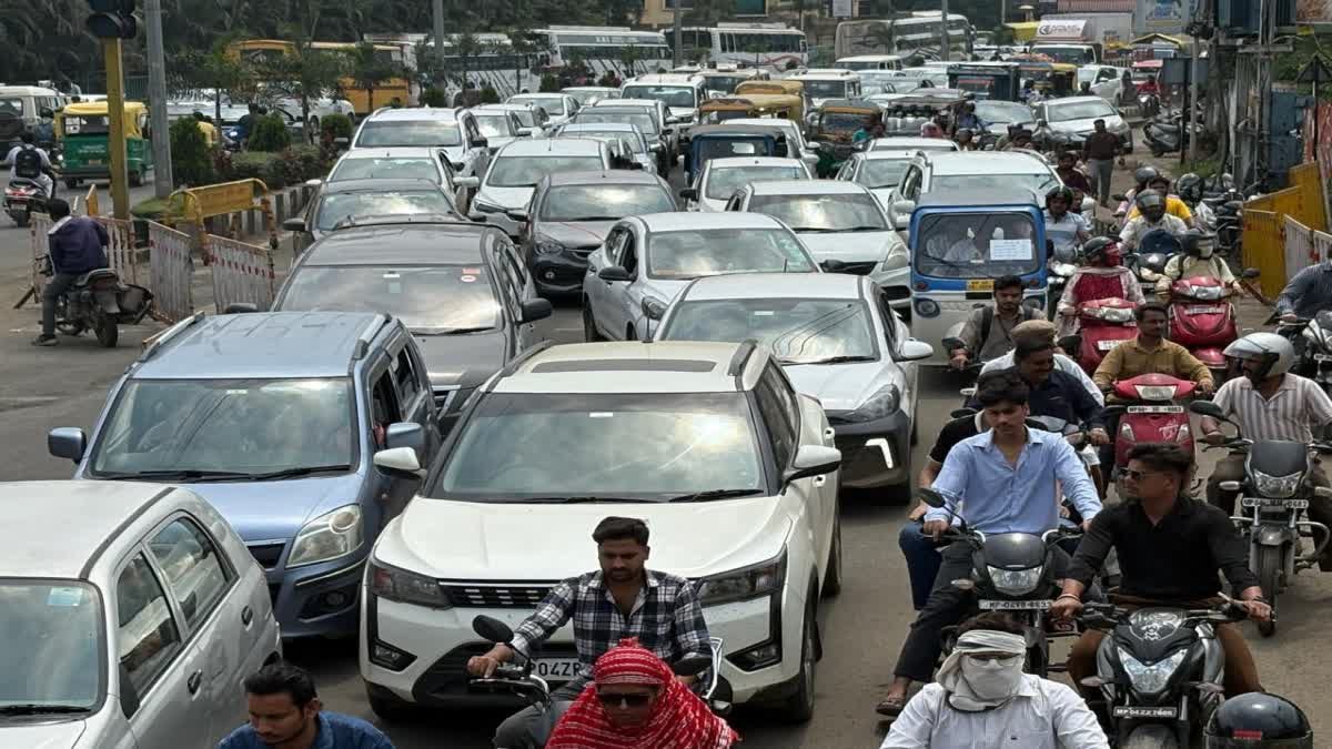 स्टाइपेंड 14 हजार से बढ़ाकर 30 हजार करने की मांग, डॉक्टरों के आंदोलन से राजधानी में लगा भारी जाम