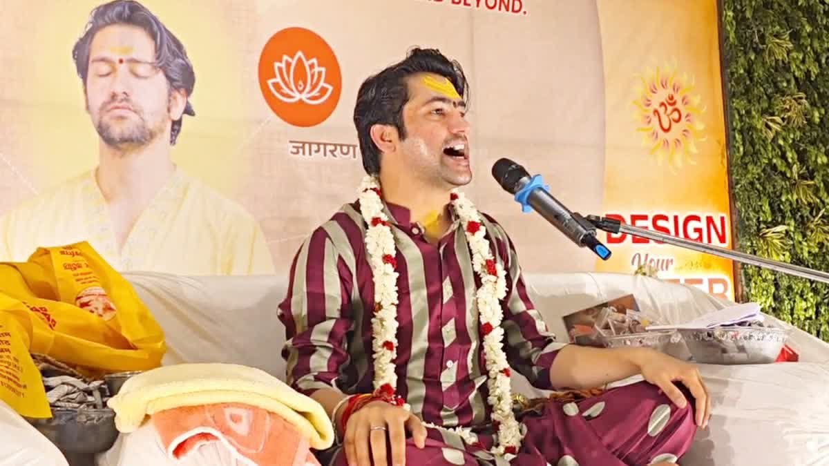 धीरेंद्र शास्त्री के पर्चे पर विवाद; चौथी संतान भी बेटी होने पर भक्त का आरोप, प्रबंधन ने दी सफाई