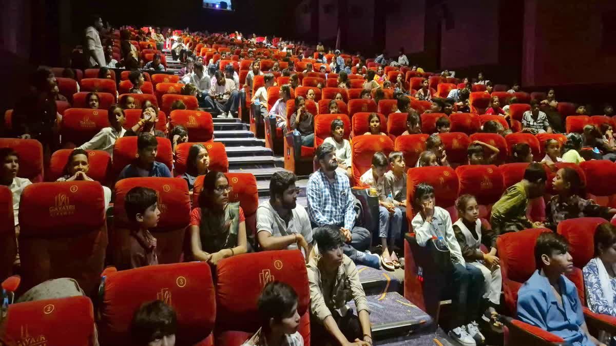समाजसेवियों की अनूठी पहल, गरीब बच्चों का बड़े पर्दे पर फिल्म देखने का सपना हुआ साकार