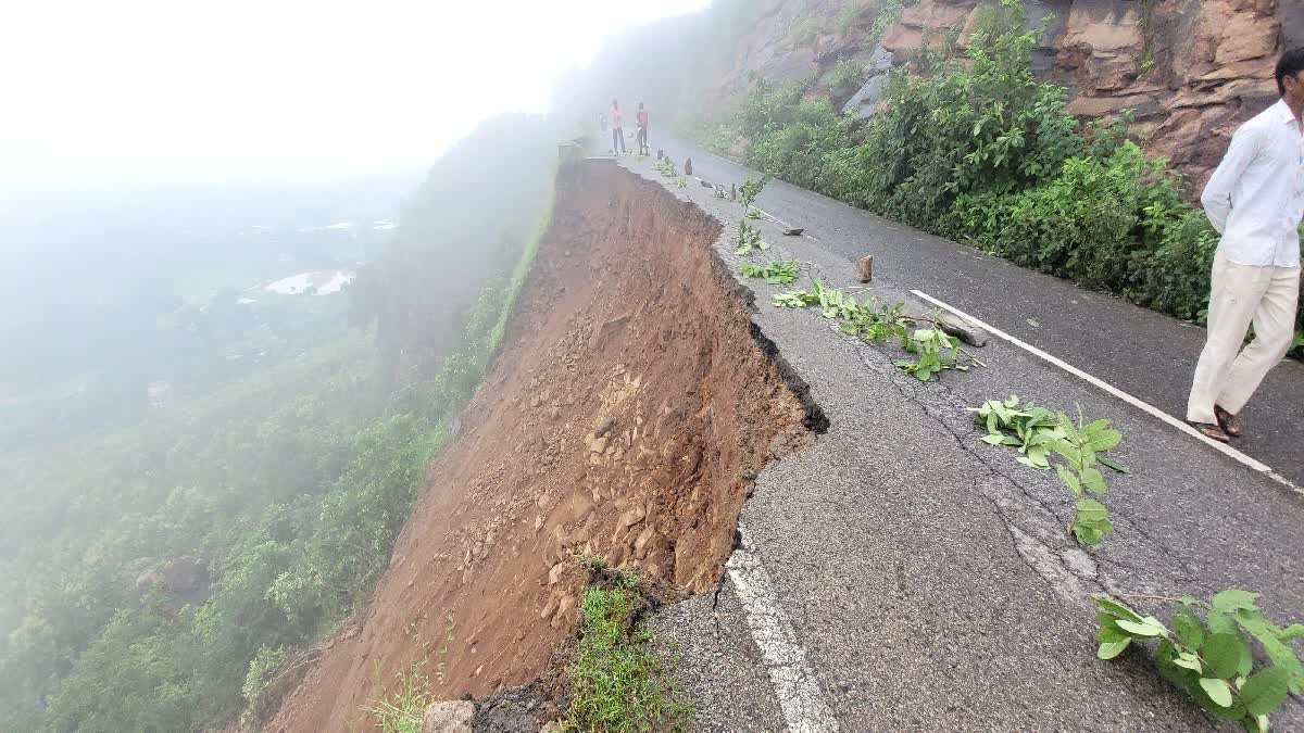 सीधी में भारी बारिश के चलते अमिलिया-हनुमान मार्ग पर धंसी सड़क, कैमूर पहाड़ के पास रास्ता सील