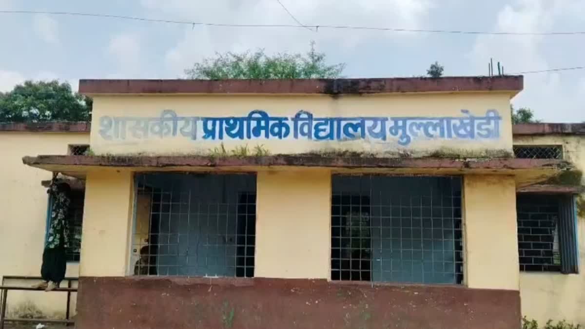 शाजापुर में शिक्षिका का पति बना 'सरजी', फर्जी बच्चों से भरा क्लासरूम; कलेक्टर के निर्देश पर नोटिस जारी