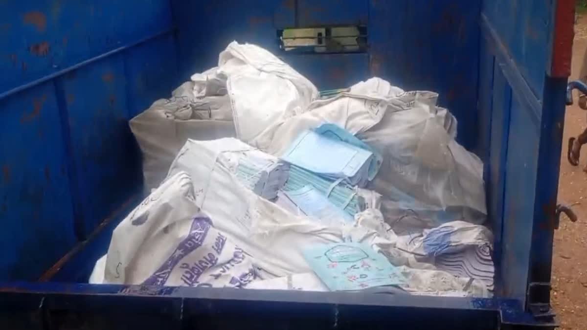 टोरियाखुर्द स्कूल की 5 क्विंटल किताबें ऑटो में ले जा रहे शिक्षक का वीडियो वायरल, शिक्षा विभाग में हड़कंप