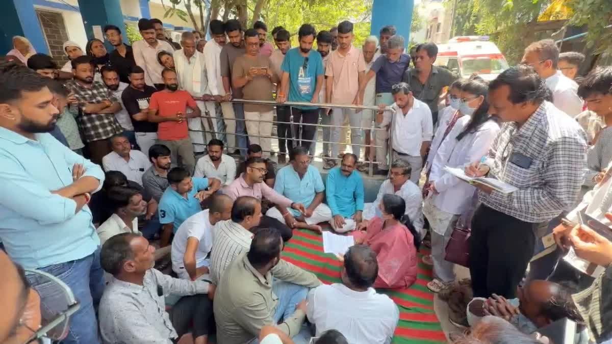 नामली में ढोल बजाकर ग्रामीणों का प्रदर्शन; एक्सीडेंट के बाद डॉक्टर गायब, CMHO ने दिया 2 दिन का अल्टीमेटम