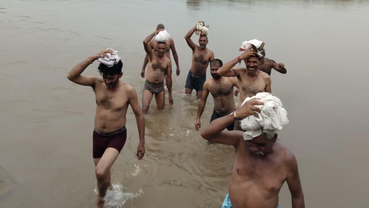 कूनो नदी पर पुल का सालों से इंतजार, जान जोखिम में डालकर नदी पार करने को मजबूर सिलोरी-नवलपुरा के ग्रामीण