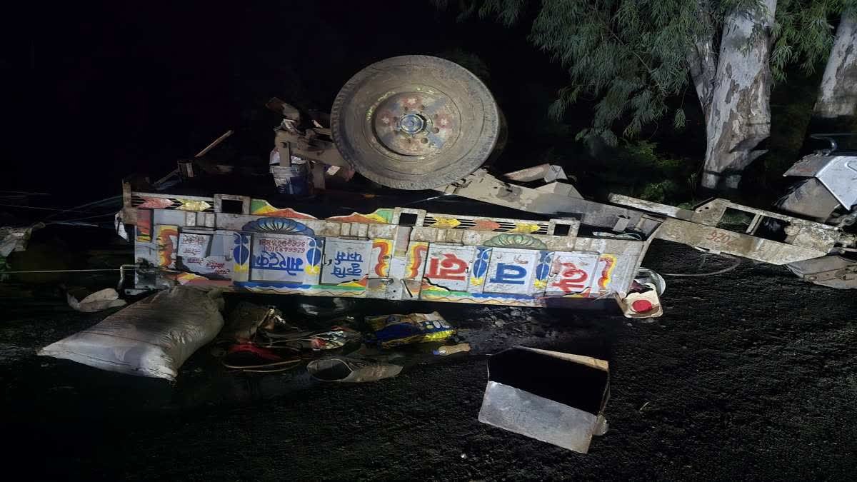 मंदसौर में फोरलेन पर भीषण हादसा; ट्रक की टक्कर से पलटी मजदूरों से भरी ट्रैक्टर ट्रॉली, 2 की मौत, 19 घायल
