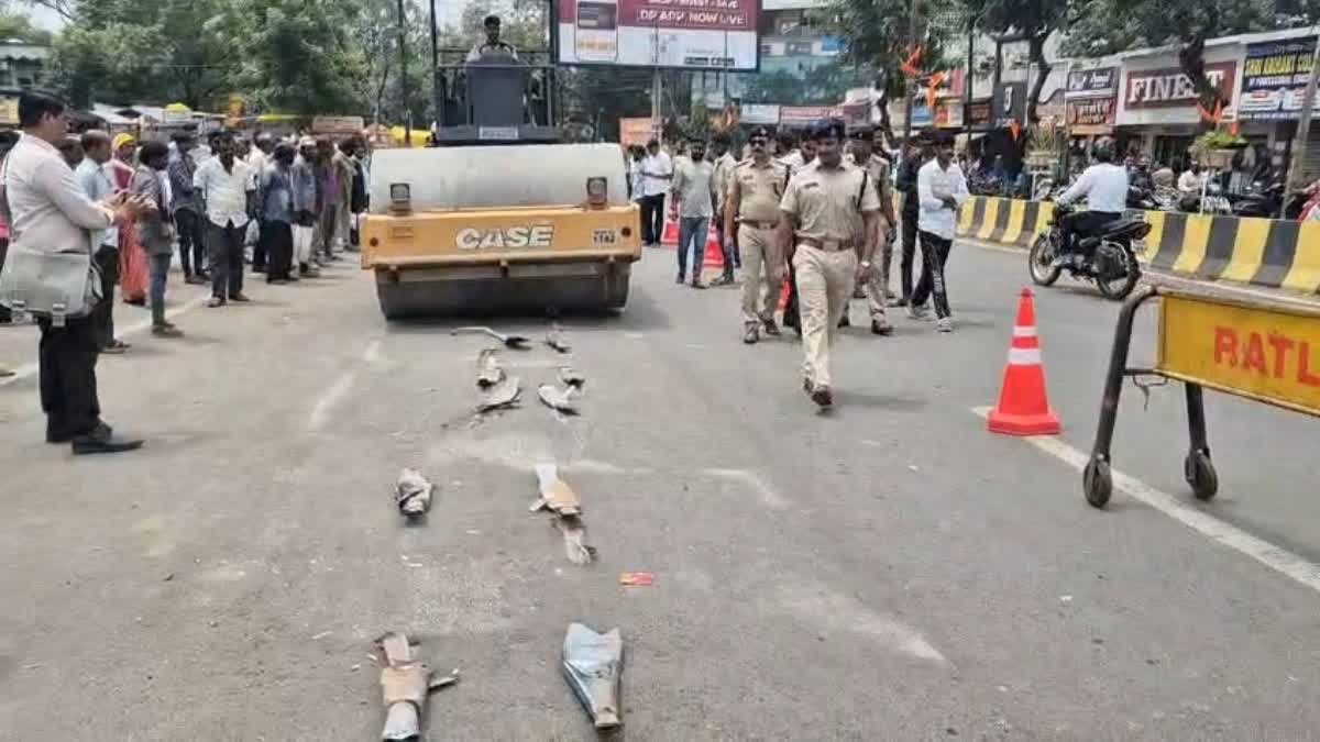 दो बत्ती चौराहे पर पुलिस की कार्रवाई से मनचलों में मचा हड़कंप, ध्वनि प्रदूषण फैलाने वालों पर कसा शिकंजा
