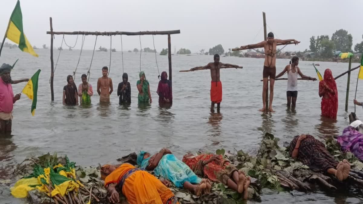 अजयगढ़ के बहरनी टपरिया पहुंचे कलेक्टर, विस्थापित परिवारों से मिलकर समस्याओं के समाधान का दिया आश्वासन