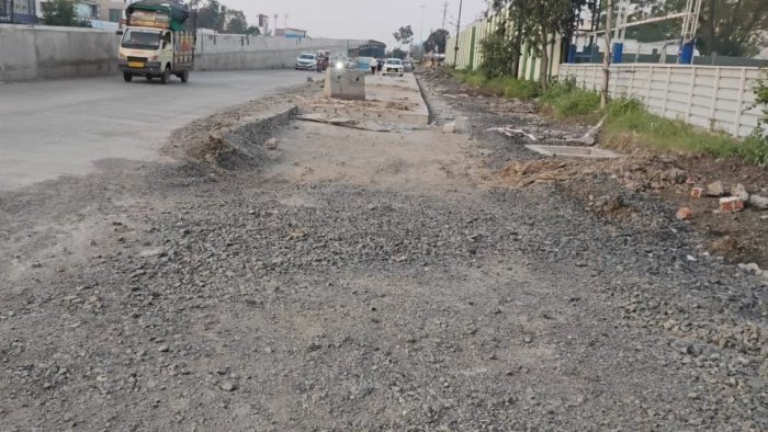 देवास नाका फ्लाईओवर पर सर्विस रोड का निर्माण तेज, सत्यसाईं चौराहा की तरफ से शुरू हुई खोदाई