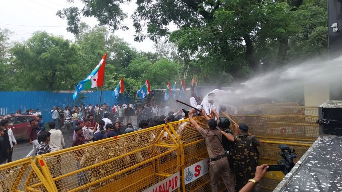 कुलगुरु के इस्तीफे की मांग को लेकर छात्रों का महाघिराव, भ्रष्टाचार और लेट परीक्षा परिणामों पर भड़के छात्र नेता