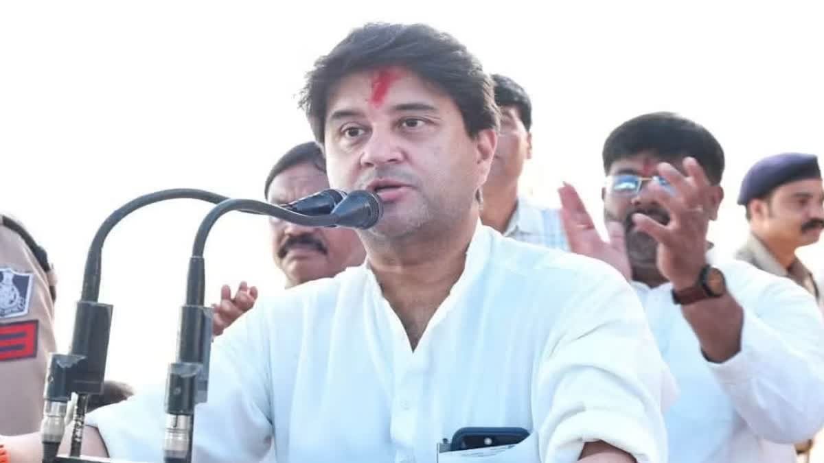 'शिकायत नहीं निवेदन करें'; गुना में सड़क की मांग पर भड़के केंद्रीय मंत्री सिंधिया, 3 करोड़ किए मंजूर
