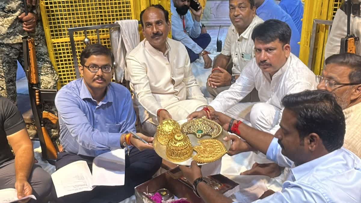भारी पुलिस पहरे में राधा-कृष्ण का श्रृंगार, दर्शन के लिए उमड़ी श्रद्धालुओं की भारी भीड़