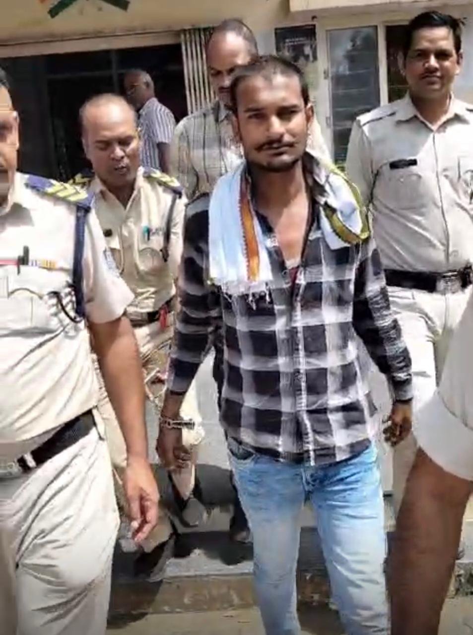 जबलपुर में एनएसए का फरार अपराधी दबोचा गया; थाना प्रभारी विपिन ताम्रकार के नेतृत्व में कार्रवाई