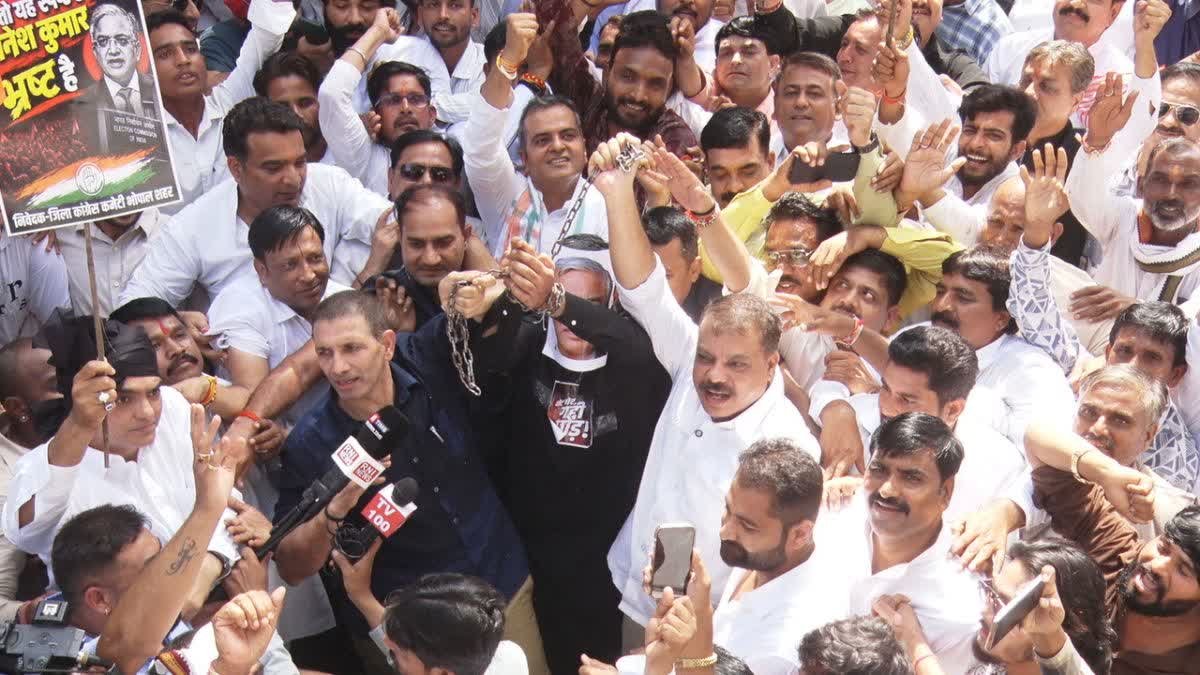 मुख्य चुनाव आयुक्त को हटाने की मांग को लेकर कांग्रेस का उग्र प्रदर्शन, जीतू पटवारी और उमंग सिंघार रहे मौजूद