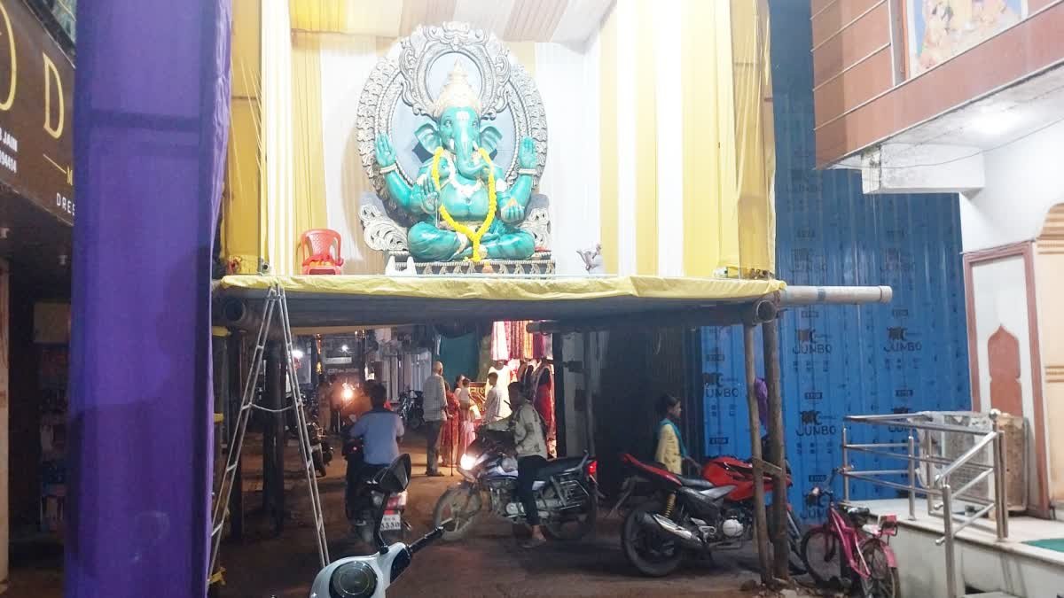 जबलपुर के सदर में हवा में स्थापित हुए गणपति, एकता समिति ने दिया पर्यावरण संरक्षण का संदेश