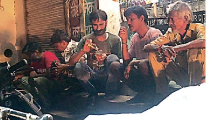 आहते बंद पर सड़कें बनीं मयखाना! ग्वालियर में शराब दुकानों के बाहर खुलेआम जाम छलका रहे लोग