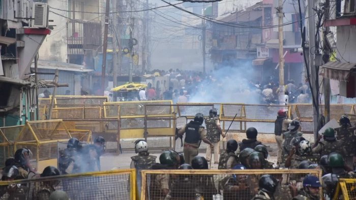कंठाल से गोपाल मंदिर मार्ग चौड़ीकरण के लिए हटाई जा रही शाही मस्जिद, विरोध में छोड़े गए आंसू गैस के गोले